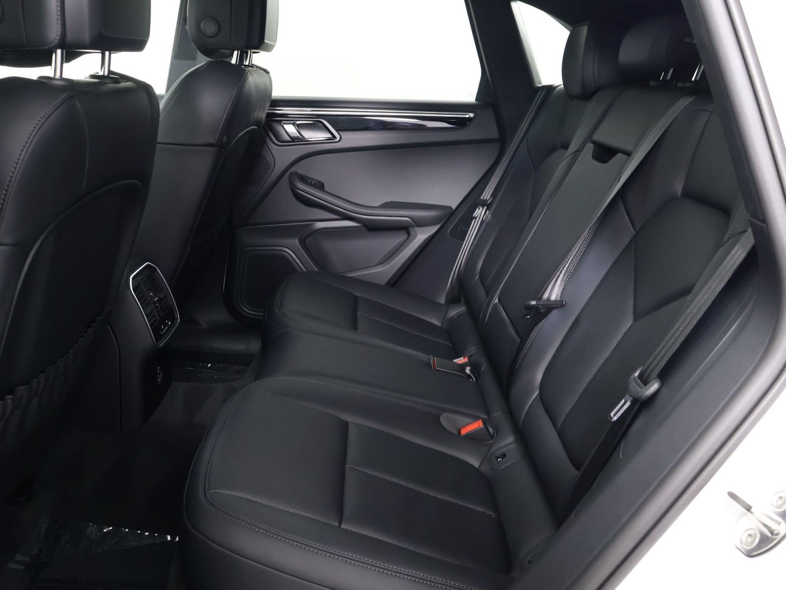 Certified 2026 Porsche Macan AWD/4WD image 33