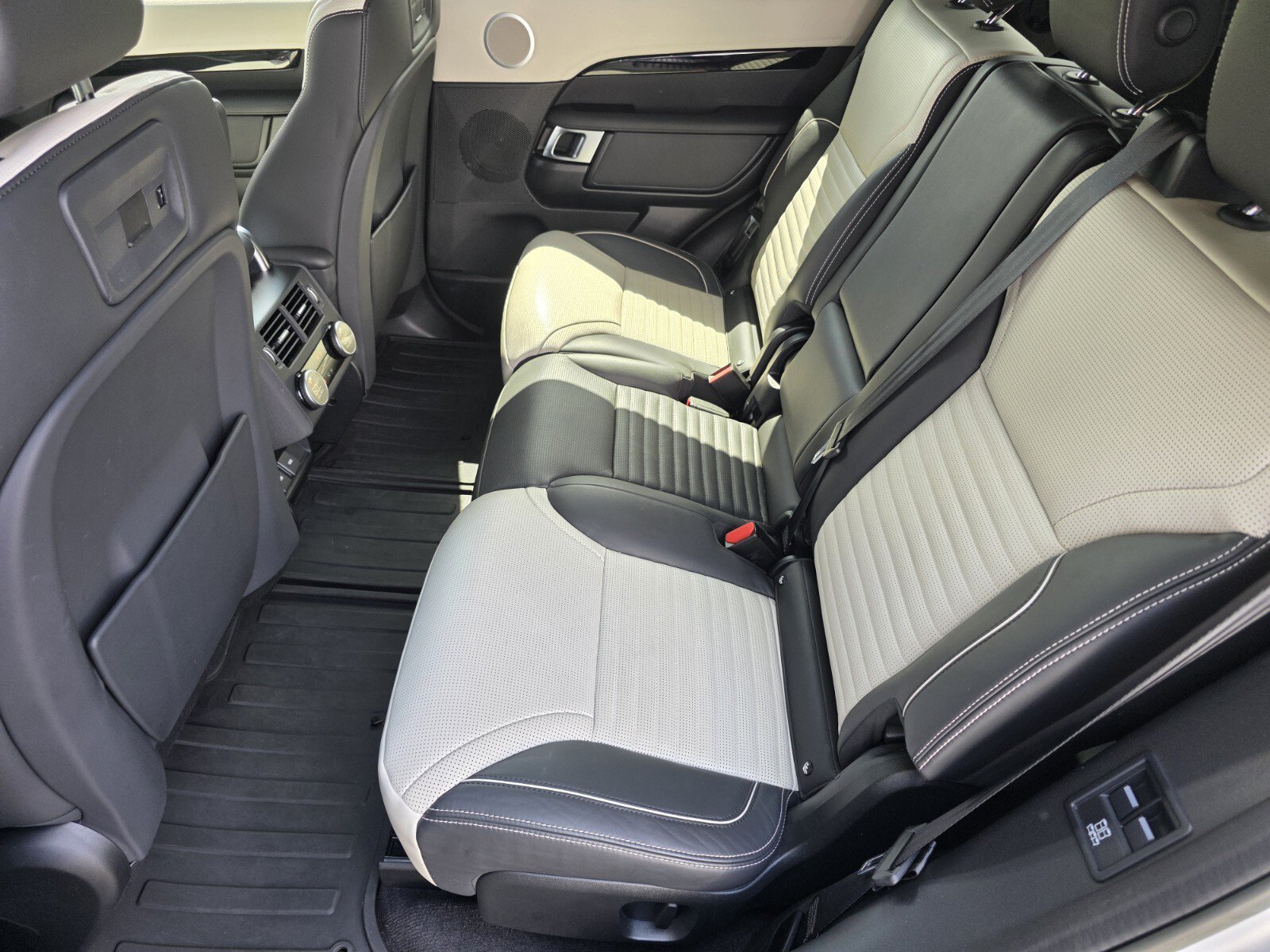Certified 2023 Land Rover Discovery HSE R-Dynamic AWD/4WD image 14