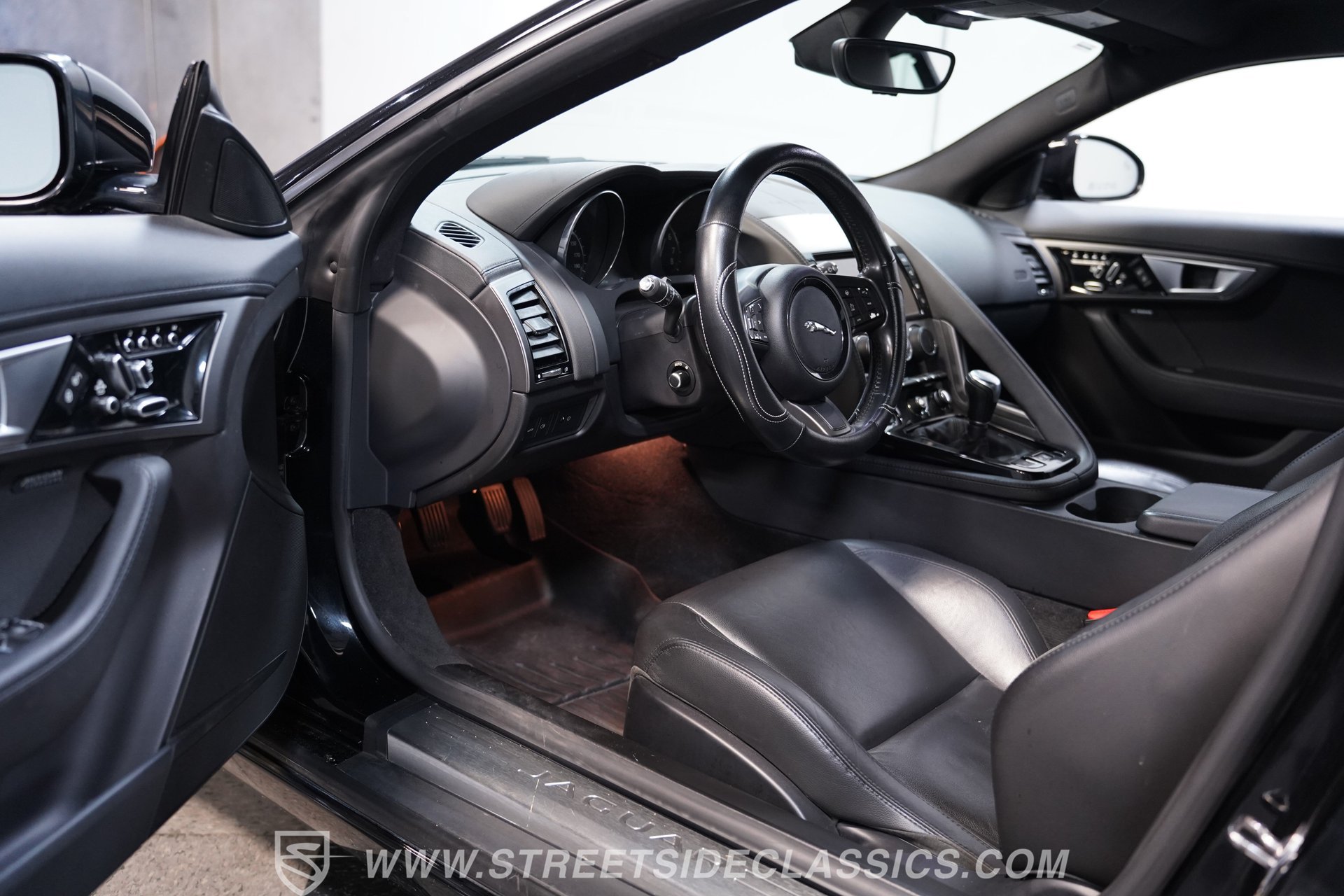 Used 2016 Jaguar F-TYPE Coupe RWD image 4