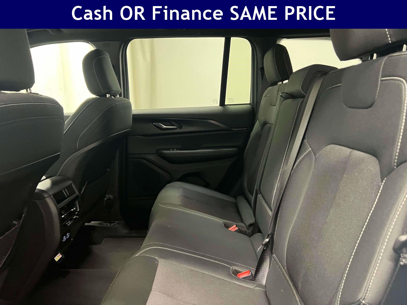 Used 2025 Jeep Grand Cherokee Laredo X w/ Luxury Tech Group I AWD/4WD image 16