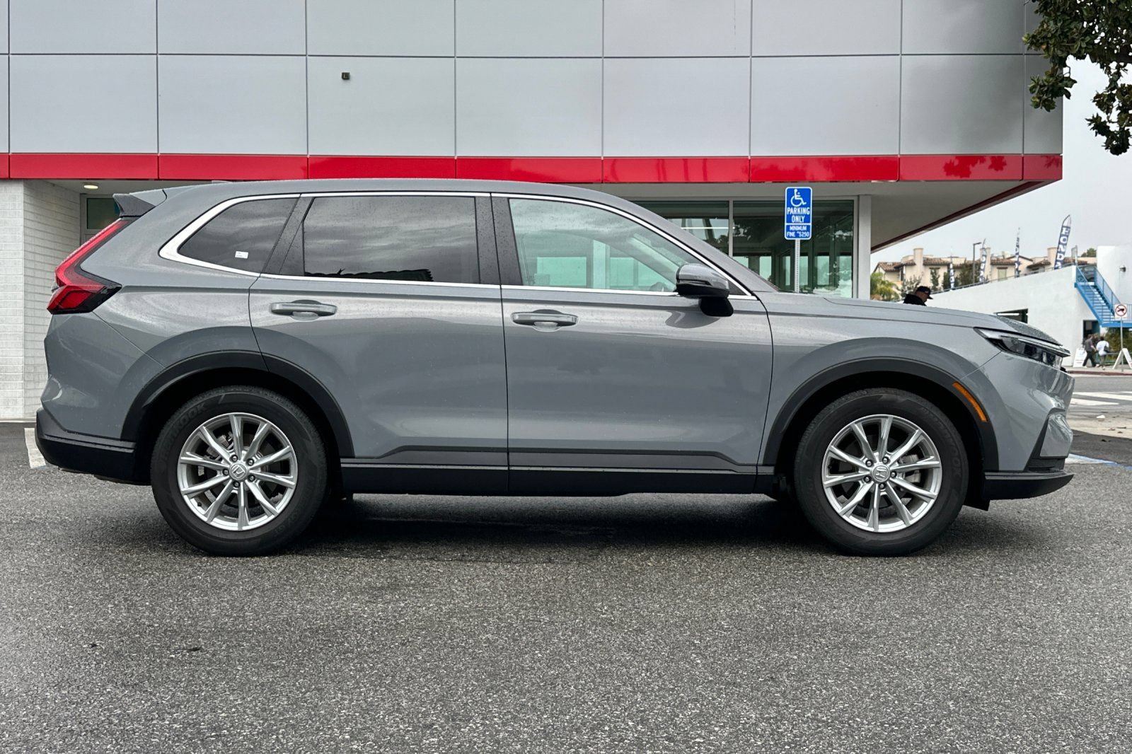 Used 2025 Honda CR-V EX image 3