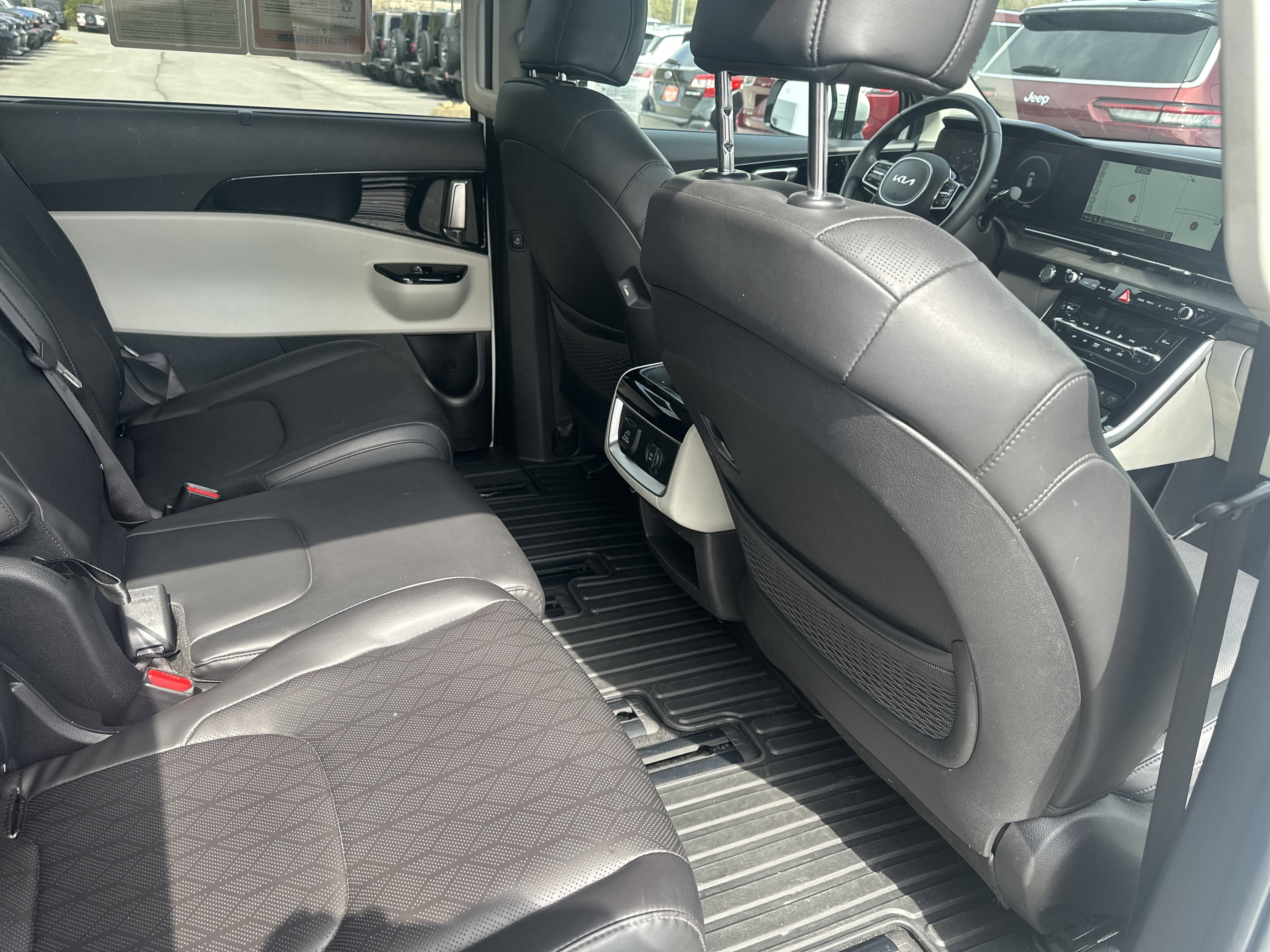 Used 2024 Kia Carnival SX image 30
