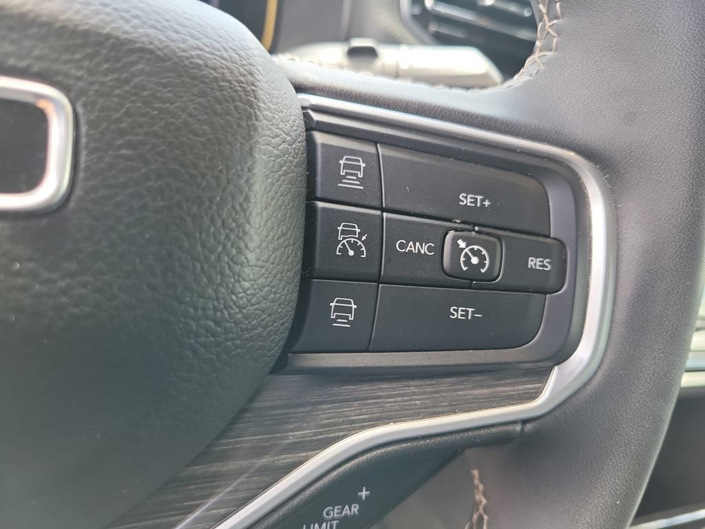 Used 2024 Jeep Wagoneer Series III AWD/4WD image 18