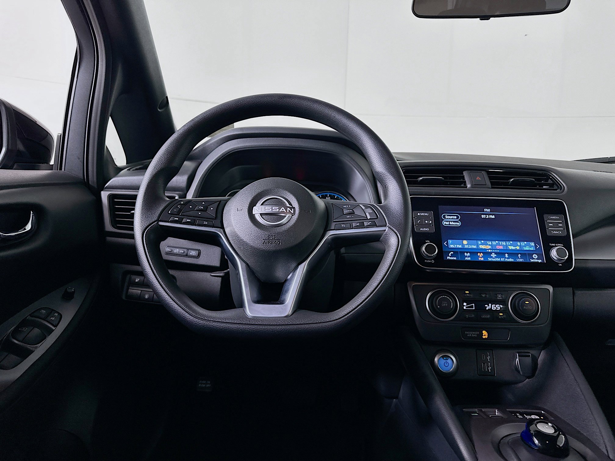 Used 2025 Nissan Leaf S image 17