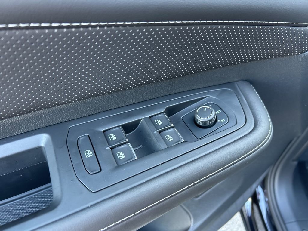 Used 2025 Volkswagen Atlas Cross Sport SEL image 13