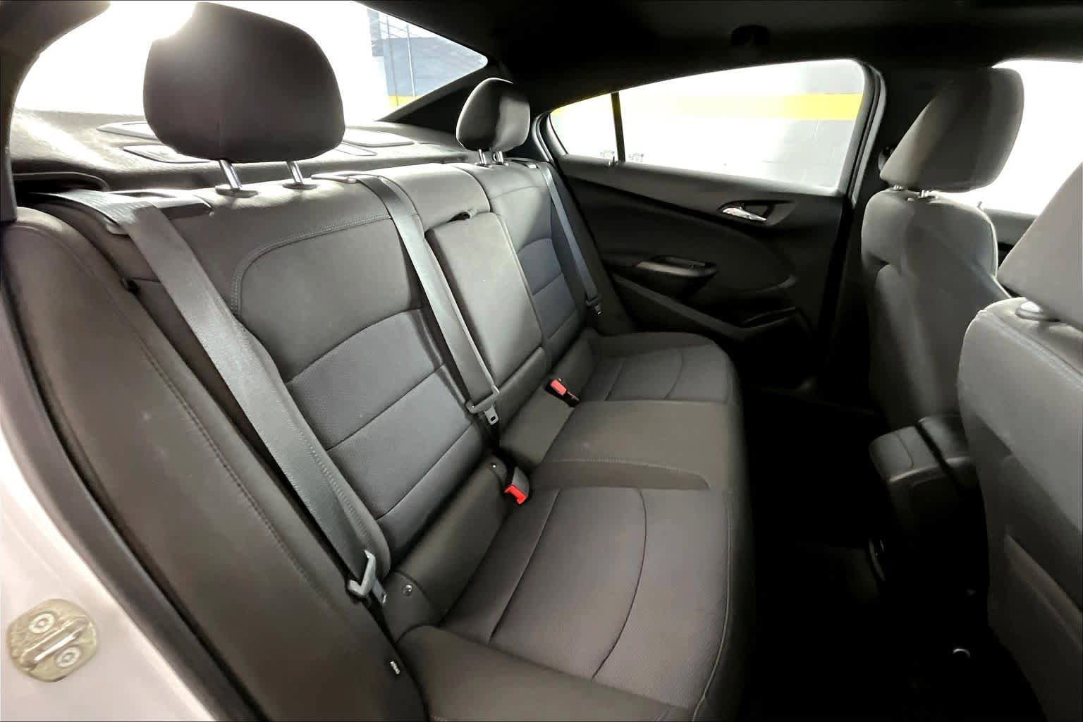 Used 2018 Chevrolet Cruze LT w/ Sun And Sound Package FWD image 17