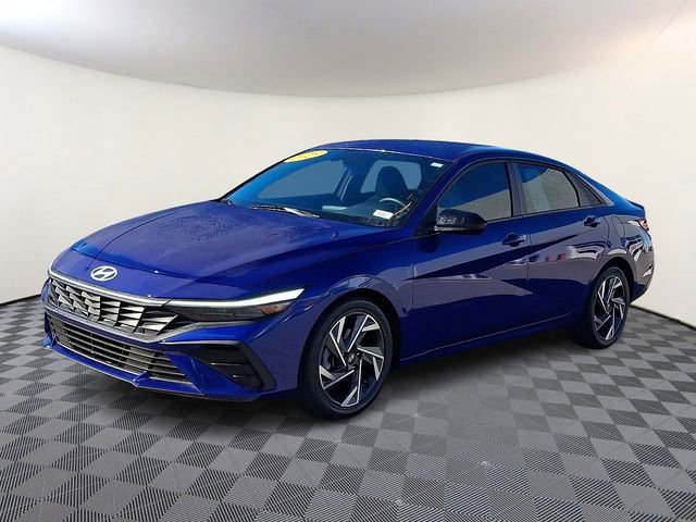 Used 2025 Hyundai Elantra Sport image 3