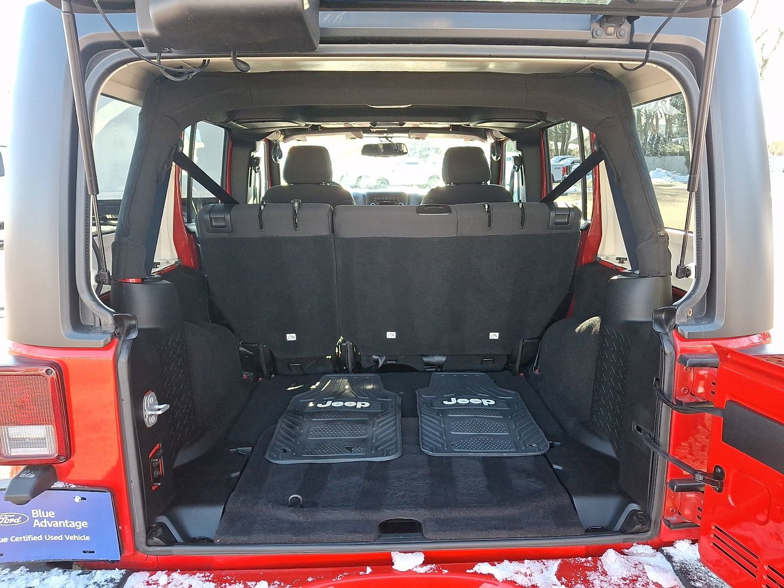 Used 2017 Jeep Wrangler Unlimited Sahara w/ Connectivity Group image 27