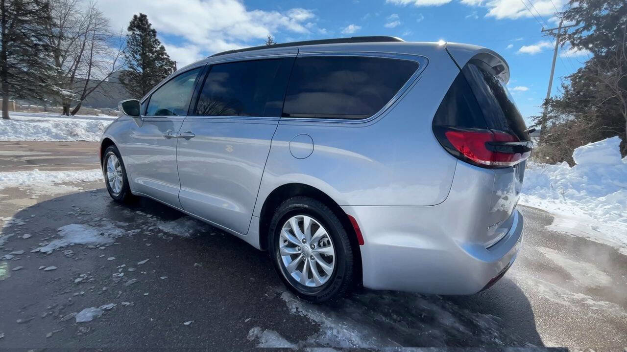 Used 2022 Chrysler Pacifica Touring-L image 3