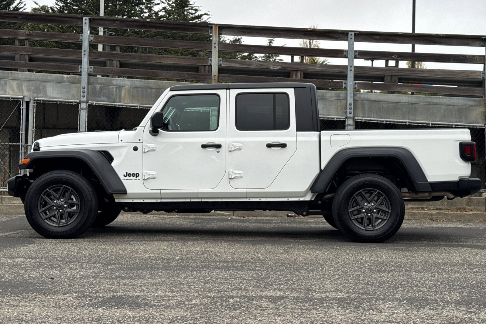 Used 2025 Jeep Gladiator Sport AWD/4WD image 9