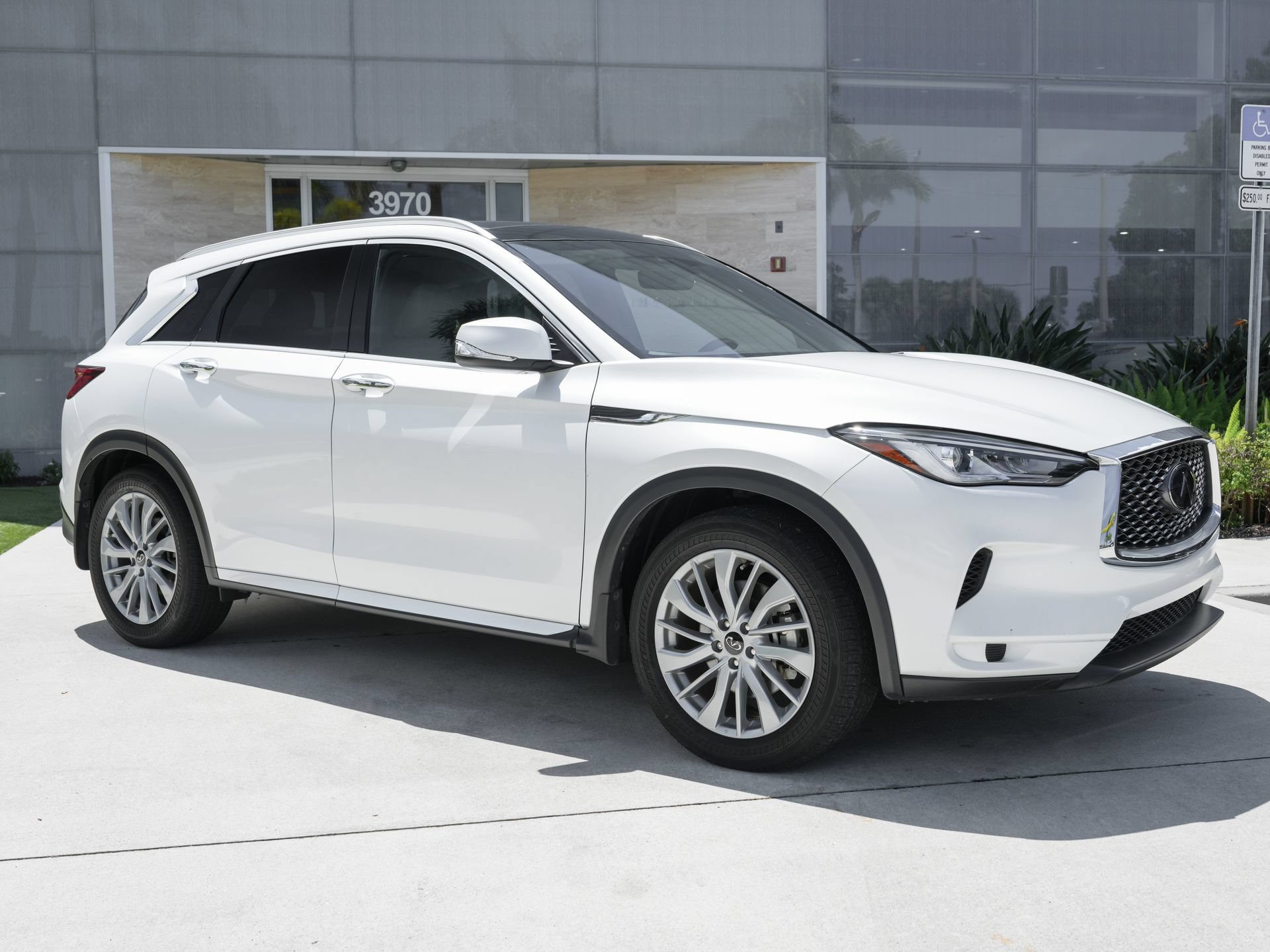Used 2023 INFINITI QX50 Luxe FWD image 4