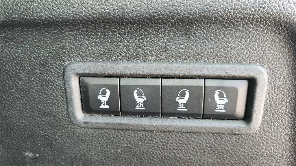 Used 2023 Jeep Wagoneer L Series II AWD/4WD image 17