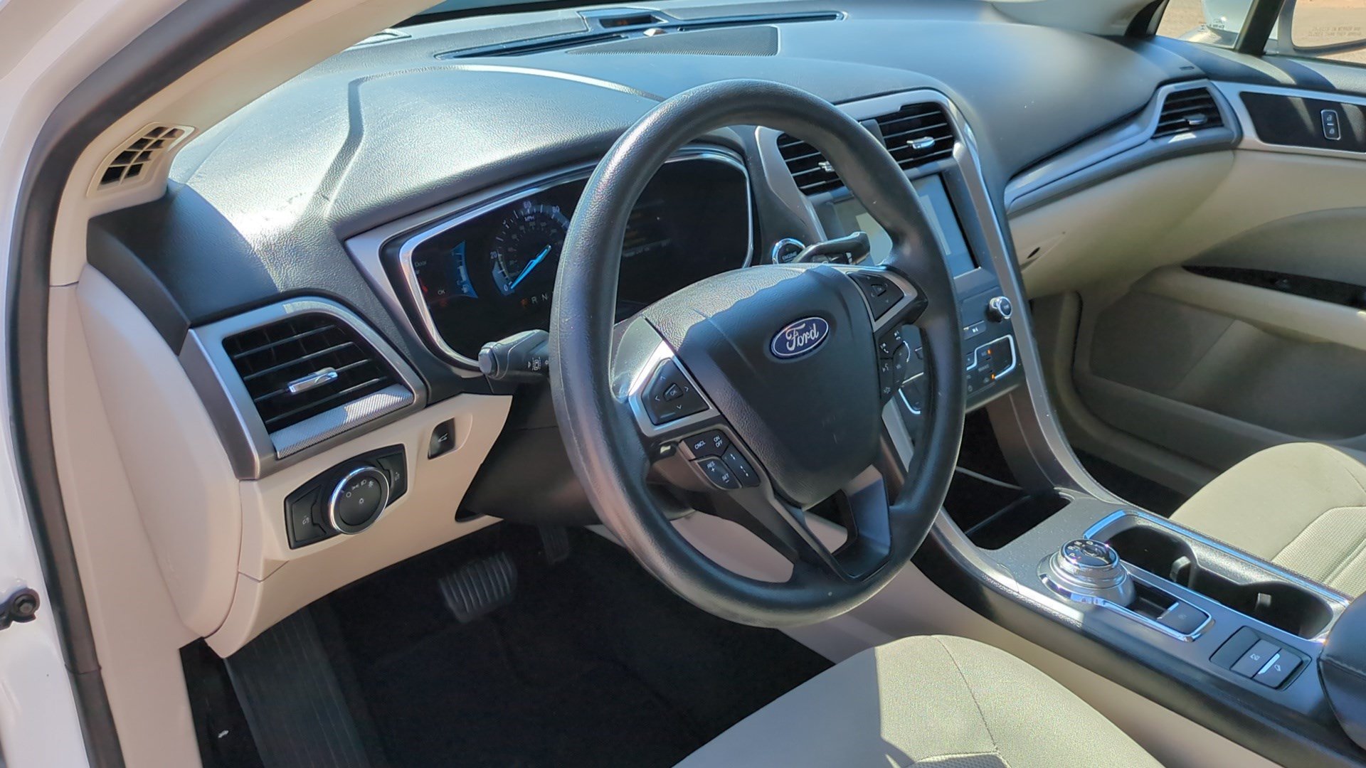 Used 2020 Ford Fusion SE FWD image 13