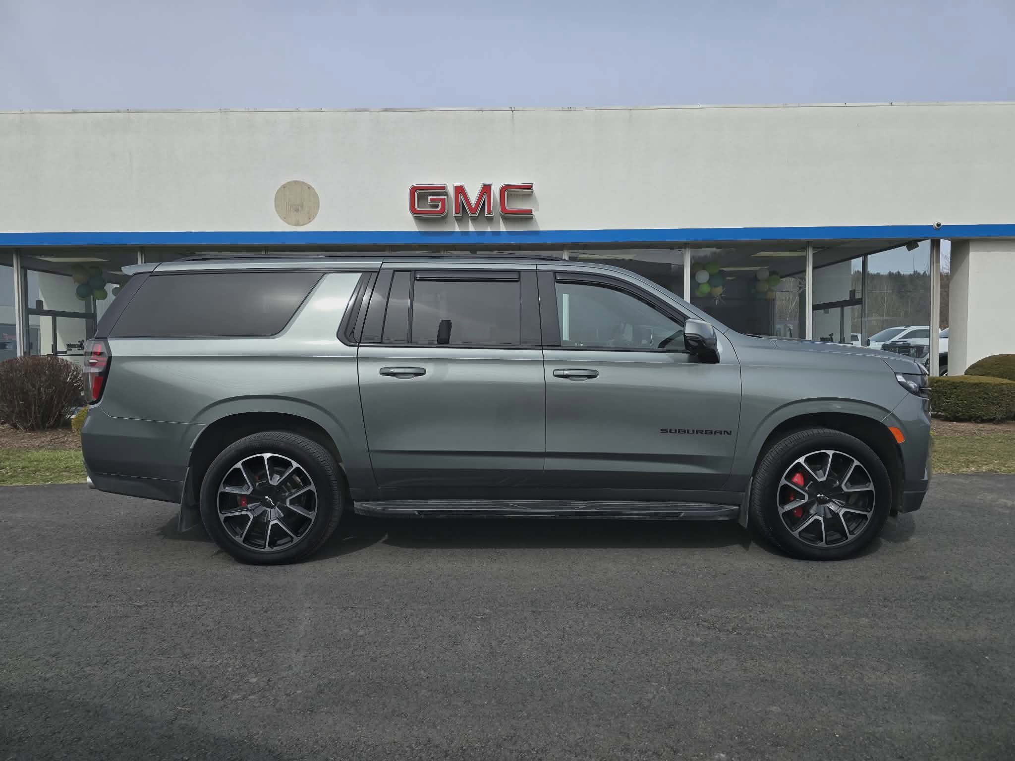 Used 2023 Chevrolet Suburban RST w/ Sport Performance Package image 2