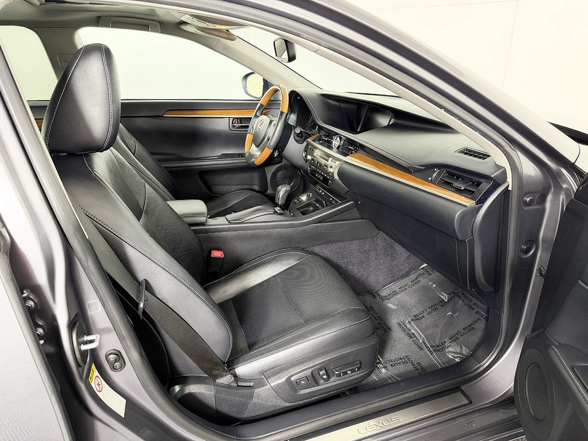 Used 2014 Lexus ES 300h w/ Luxury Package w/Bamboo Trim FWD image 45