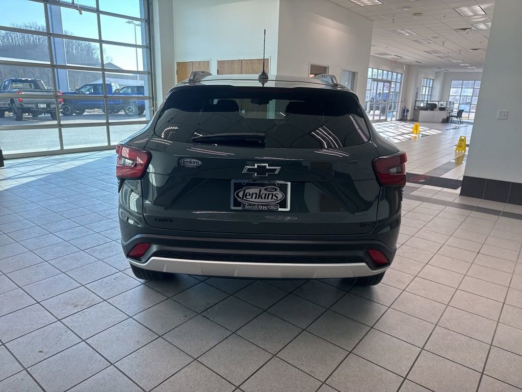 Used 2025 Chevrolet Trax LT w/ LT Convenience Package FWD image 17