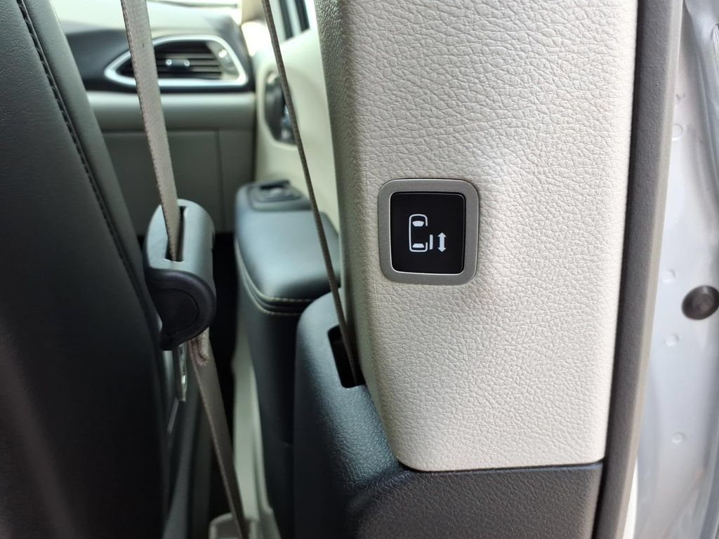 Used 2024 Chrysler Pacifica Touring-L FWD image 13