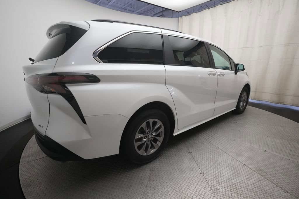 Used 2025 Toyota Sienna XLE FWD image 37