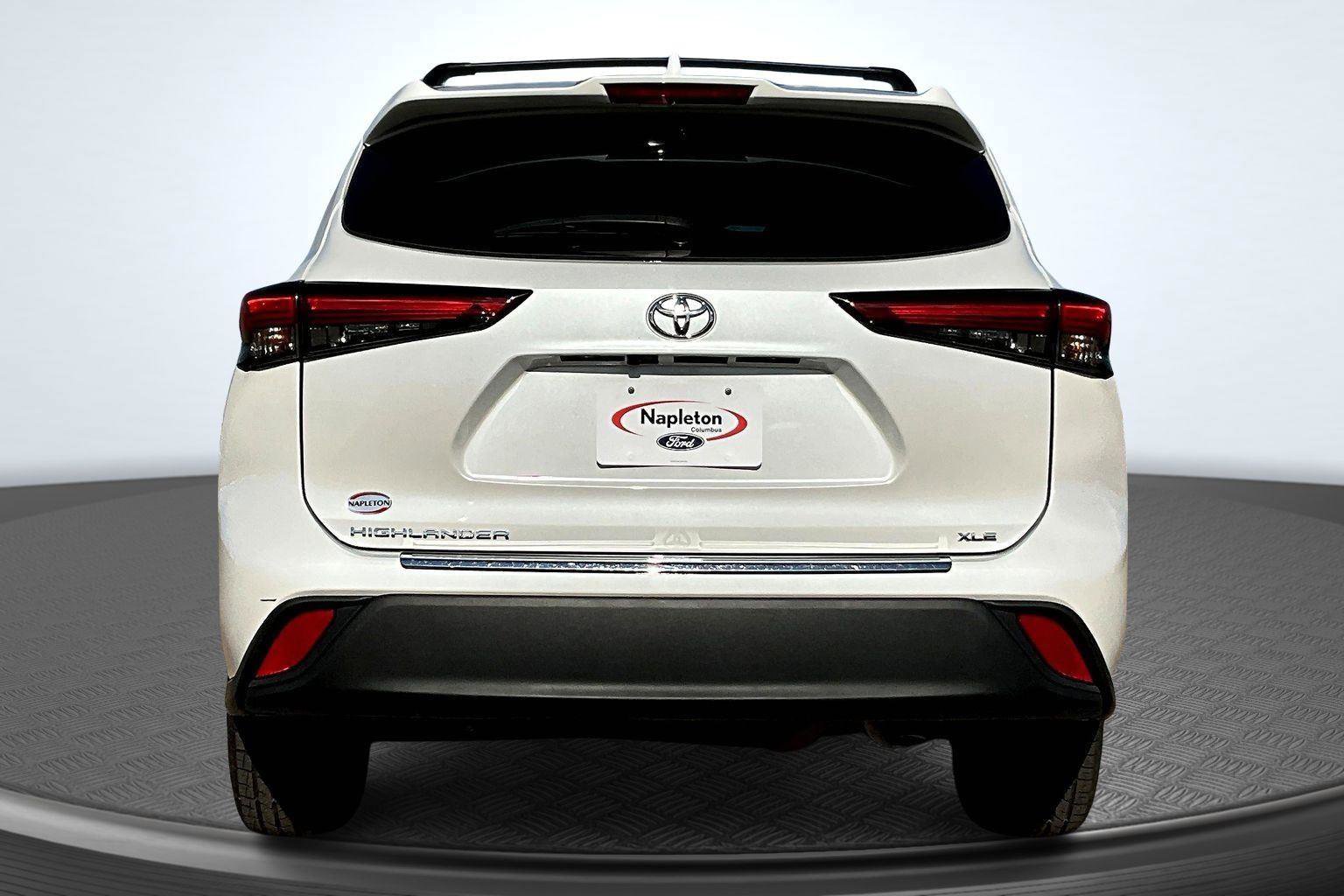 Used 2023 Toyota Highlander XLE image 4