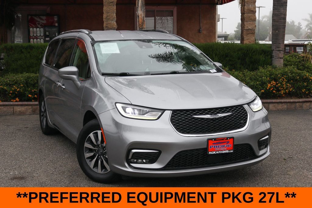 Used 2021 Chrysler Pacifica Touring-L FWD image 2