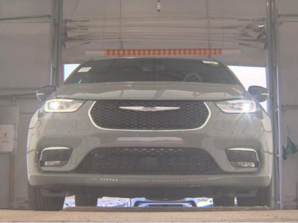 Used 2025 Chrysler Pacifica Select image 3
