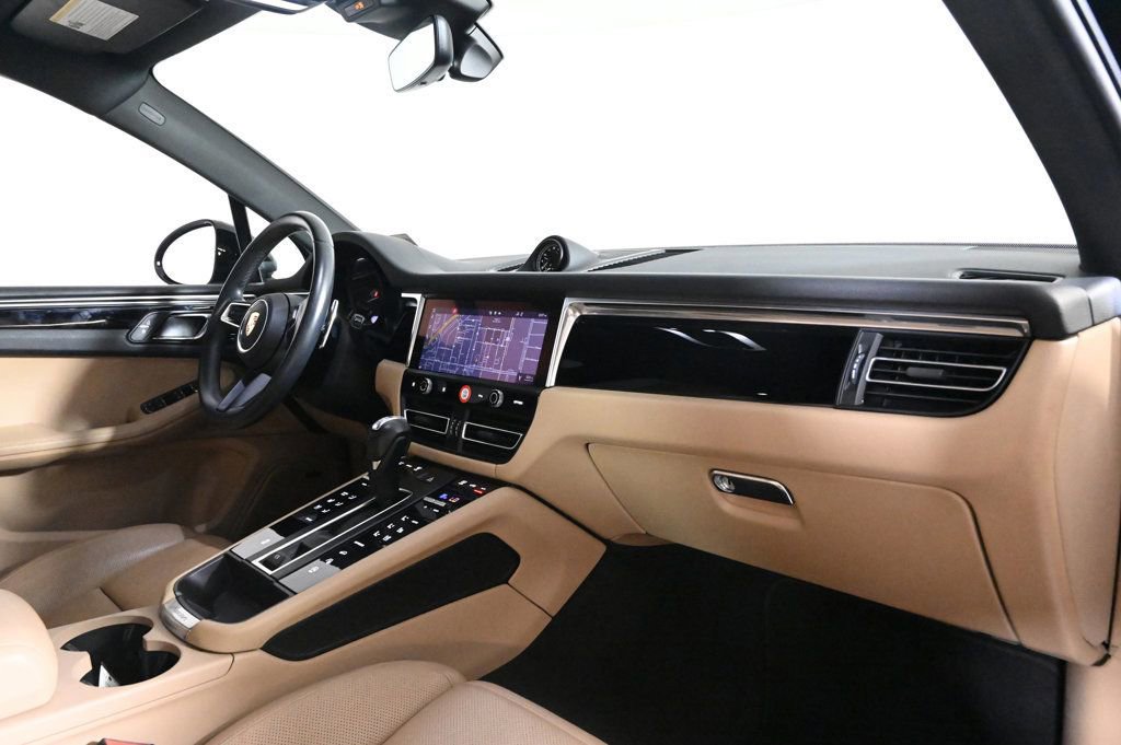 Certified 2024 Porsche Macan image 17