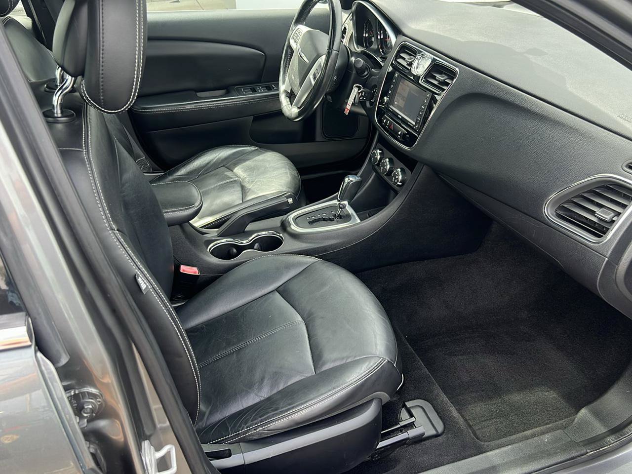 Used 2011 Chrysler 200 Limited FWD image 9