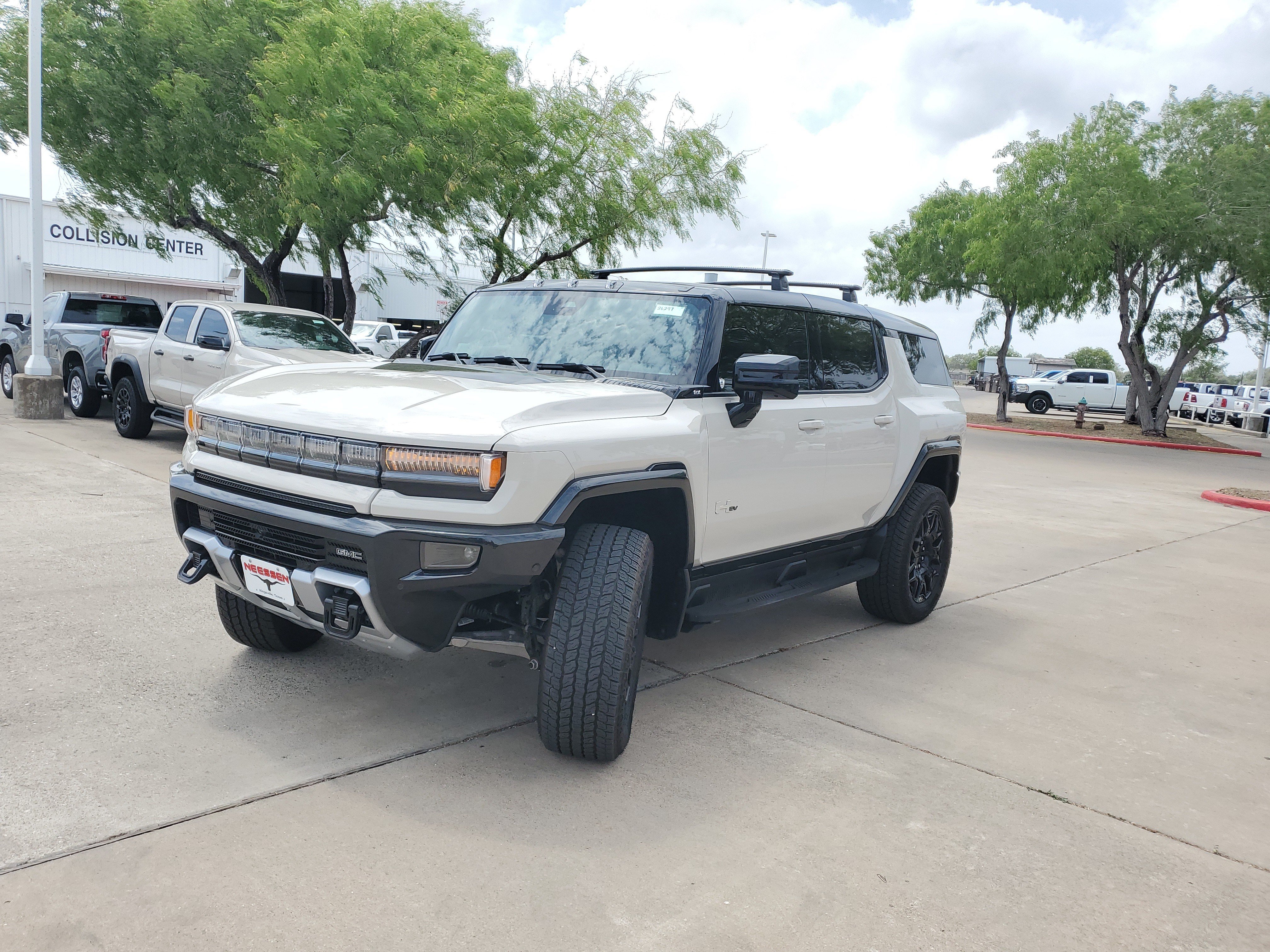 New 2026 GMC Hummer EV SUV w/ LPO, Roof Cross Rail Package AWD/4WD image 3