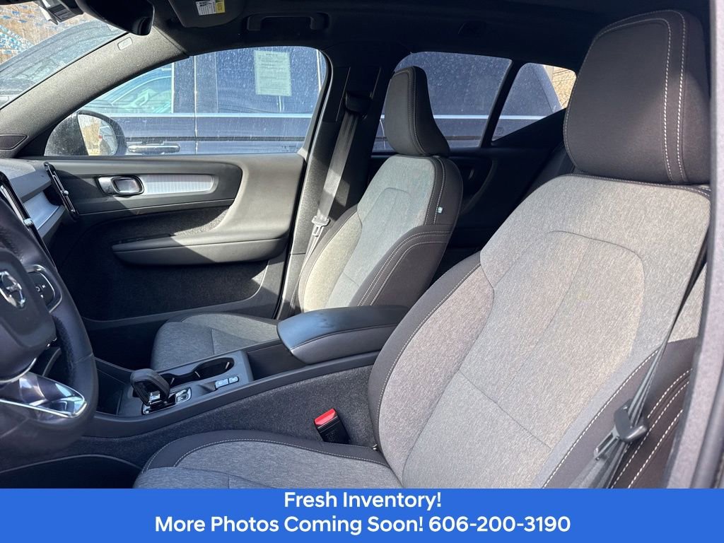 Used 2024 Volvo XC40 B5 Core image 9