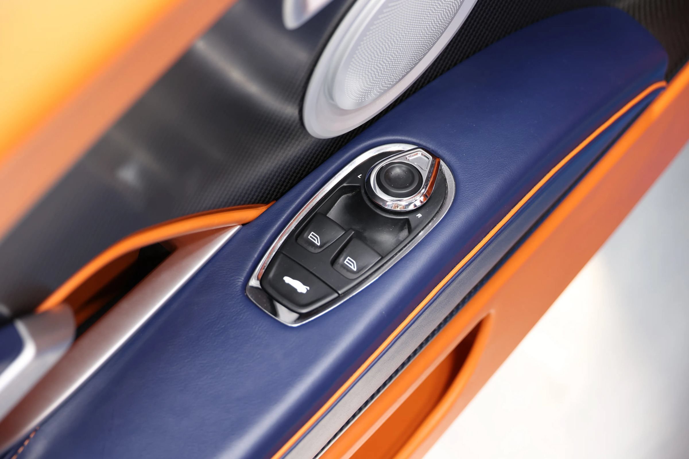 Used 2022 Aston Martin DBS Superleggera Volante RWD image 15