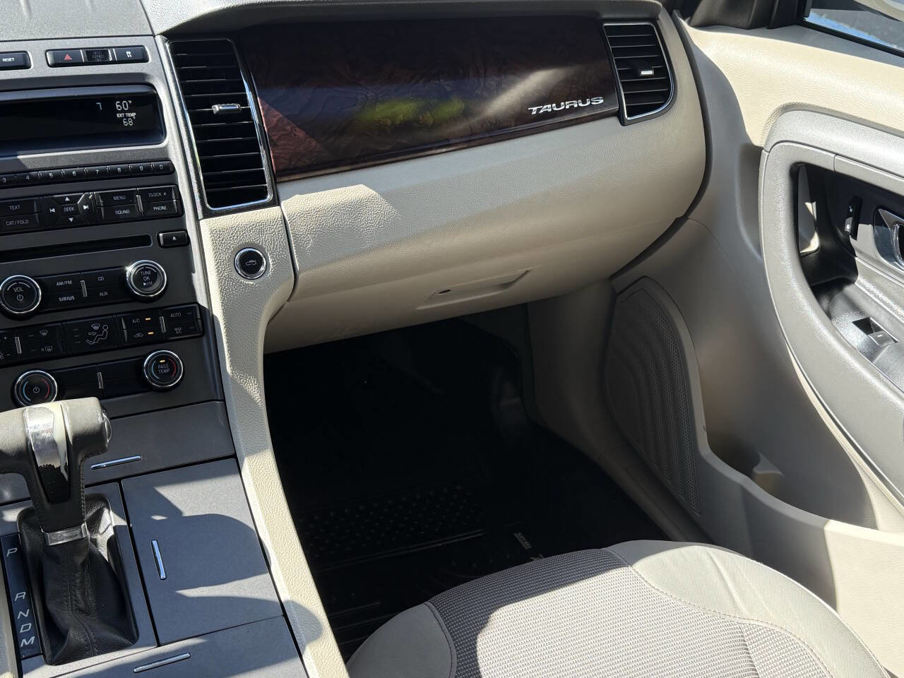 Used 2010 Ford Taurus SEL image 7