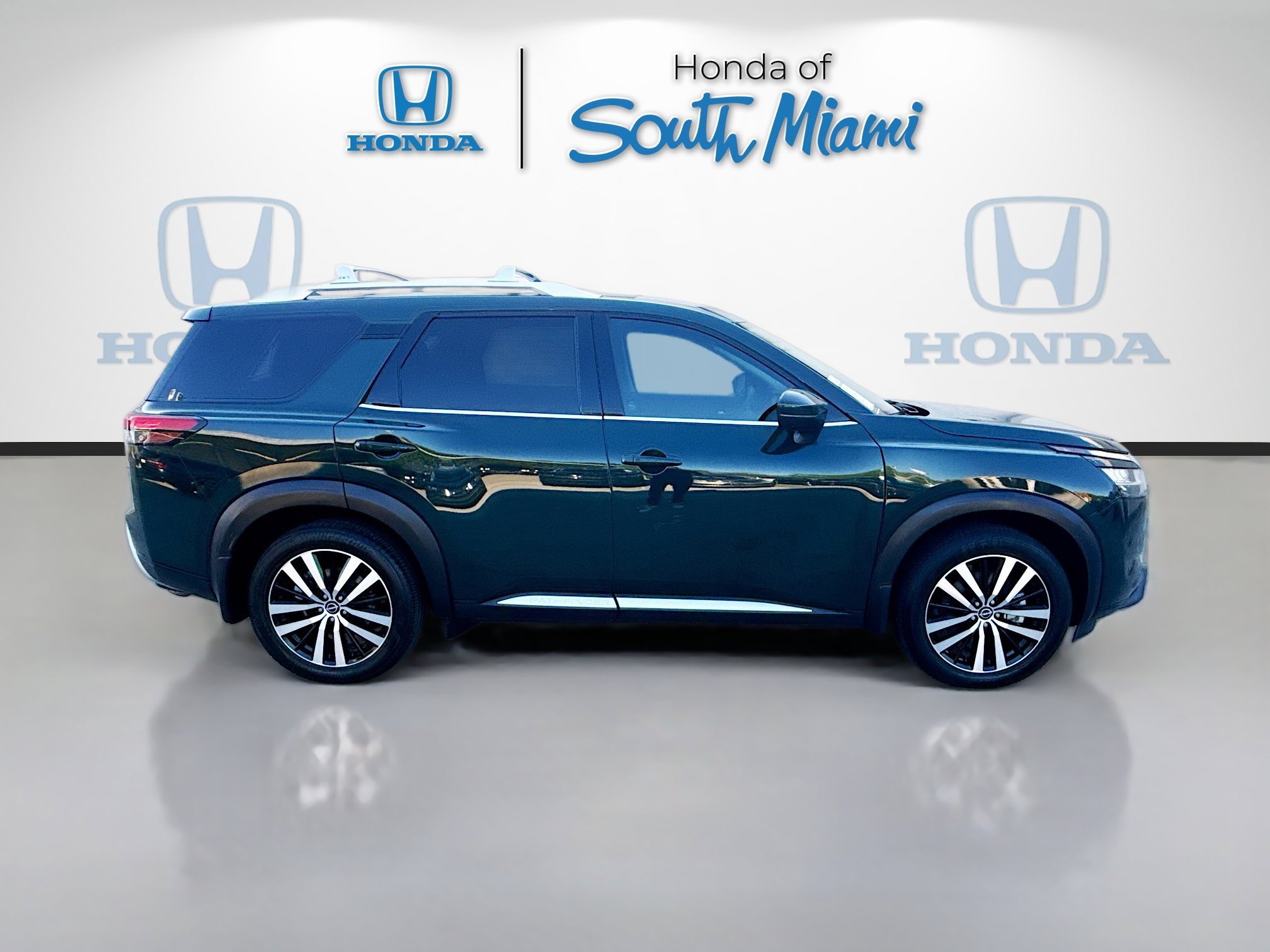 Used 2024 Nissan Pathfinder Platinum w/ Cargo Package AWD/4WD image 8