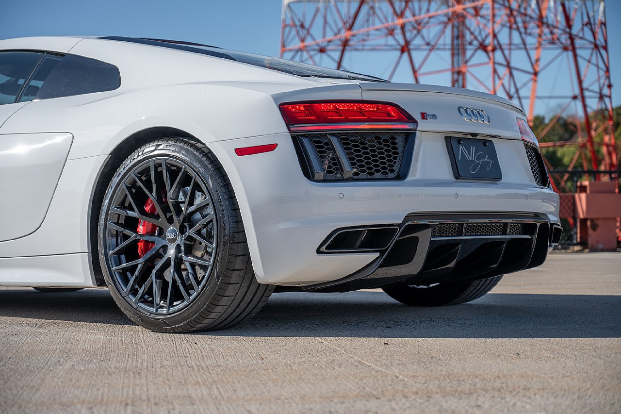 Used 2018 Audi R8 V10 w/ Premium Package RWD image 4