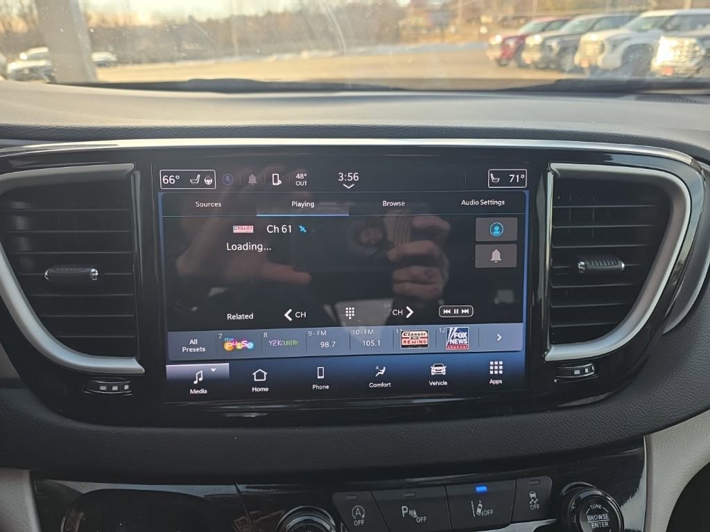 Used 2024 Chrysler Pacifica Touring-L image 23