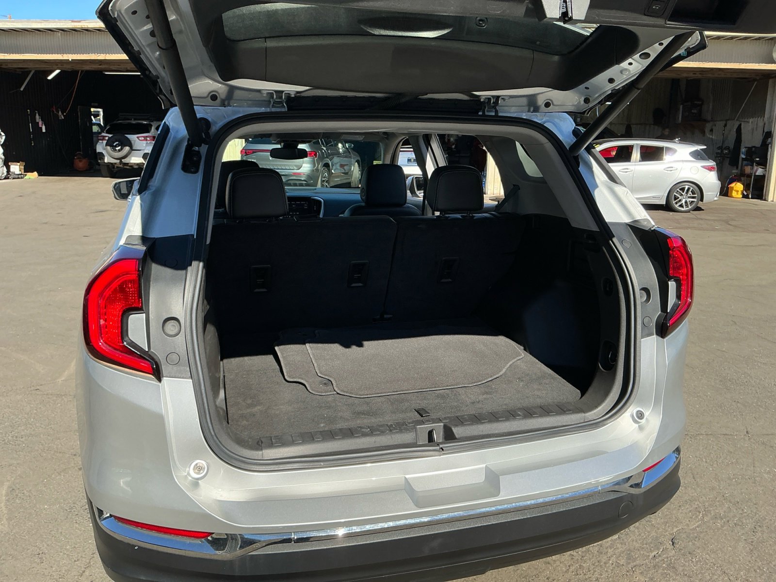 Used 2022 GMC Terrain SLT image 25