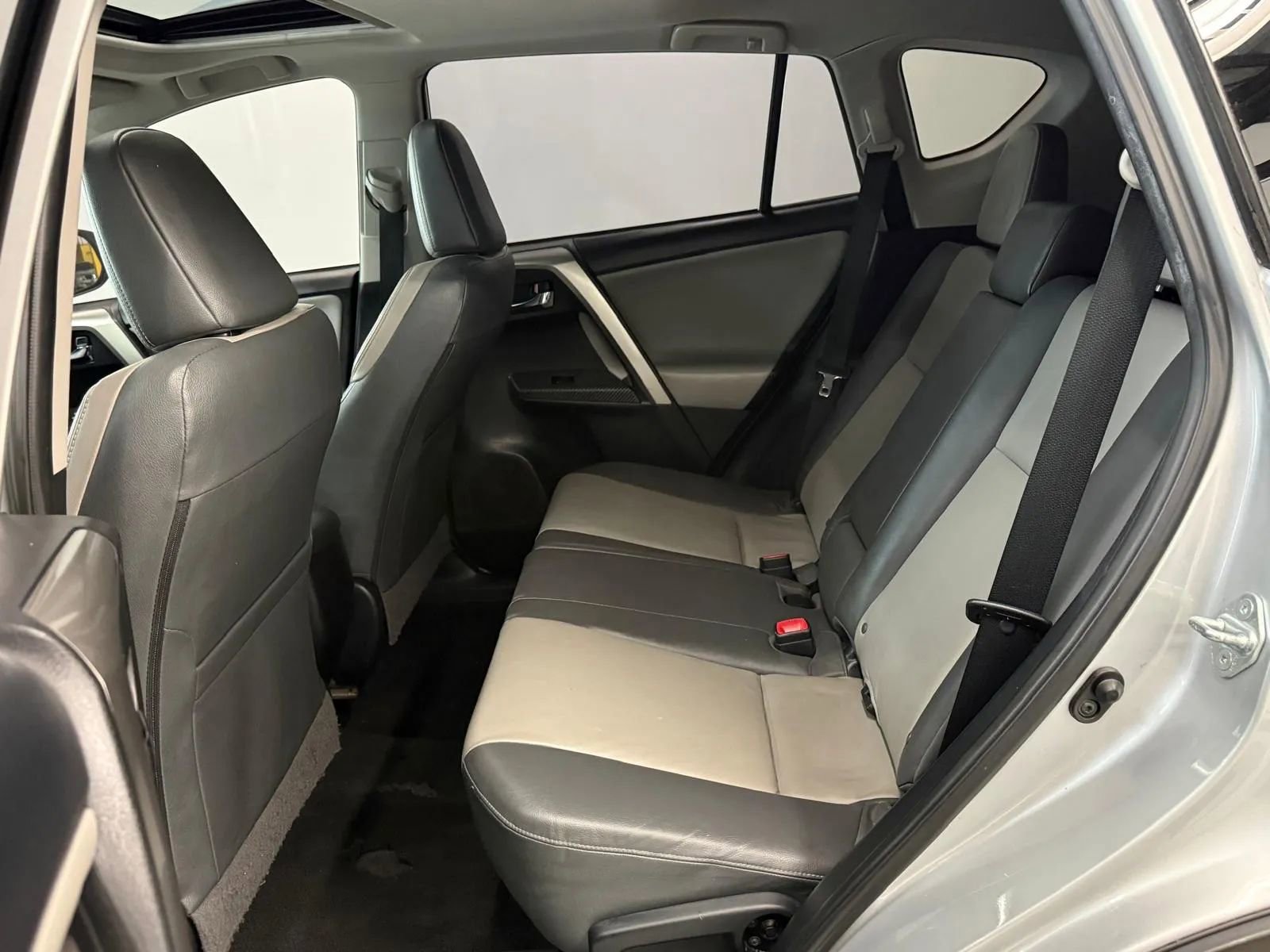 Used 2015 Toyota RAV4 Limited image 29