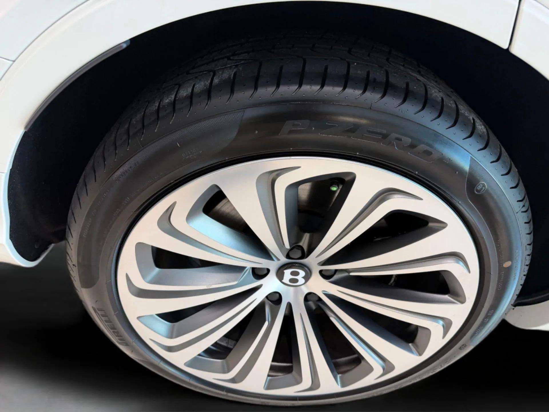 New 2025 Bentley Bentayga image 42