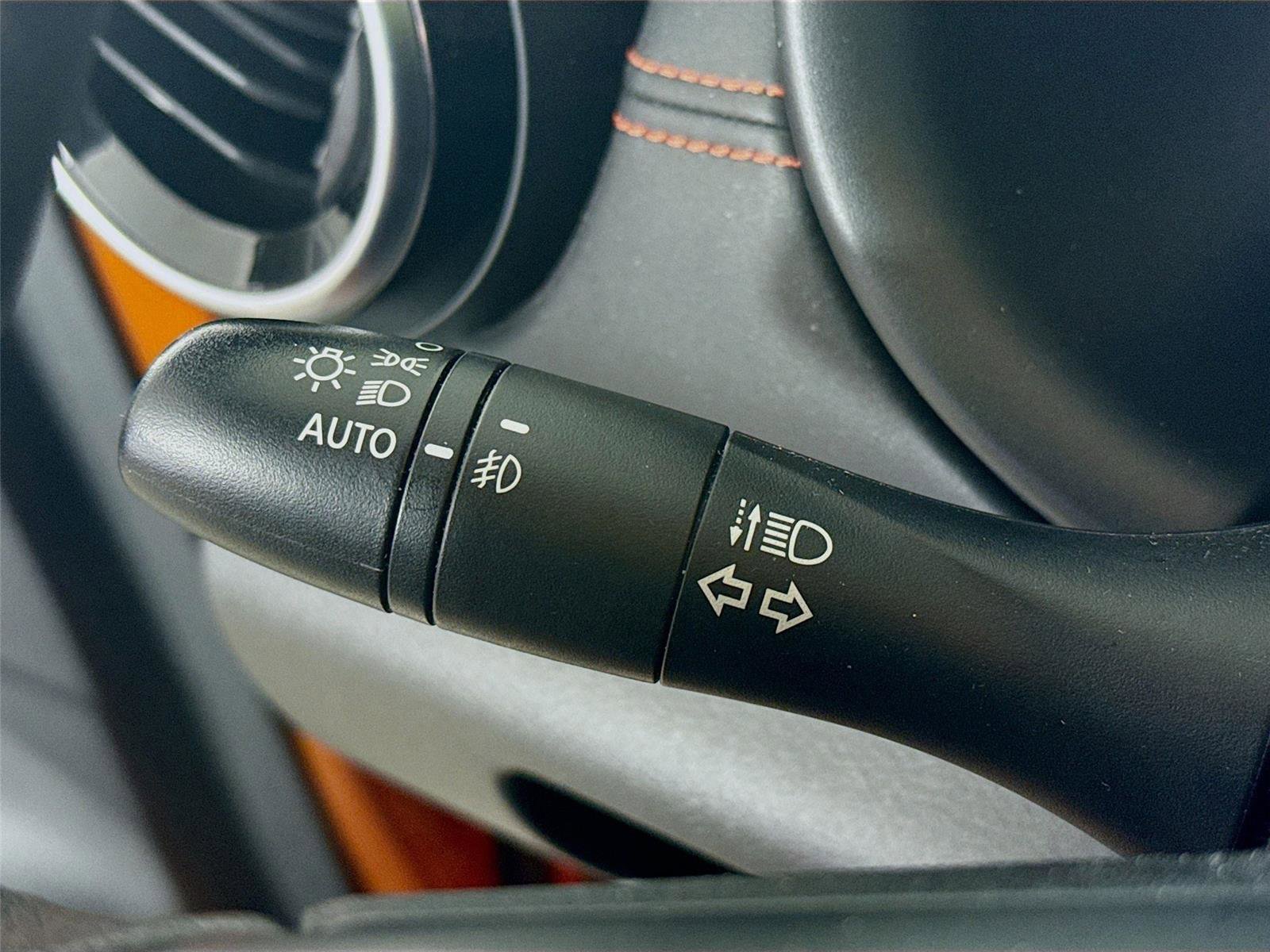 Used 2021 Nissan Kicks SR image 3