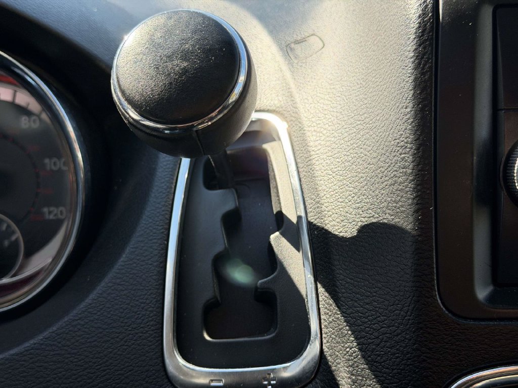 Used 2016 Dodge Grand Caravan SXT w/ UConnect Hands-Free Group FWD image 5