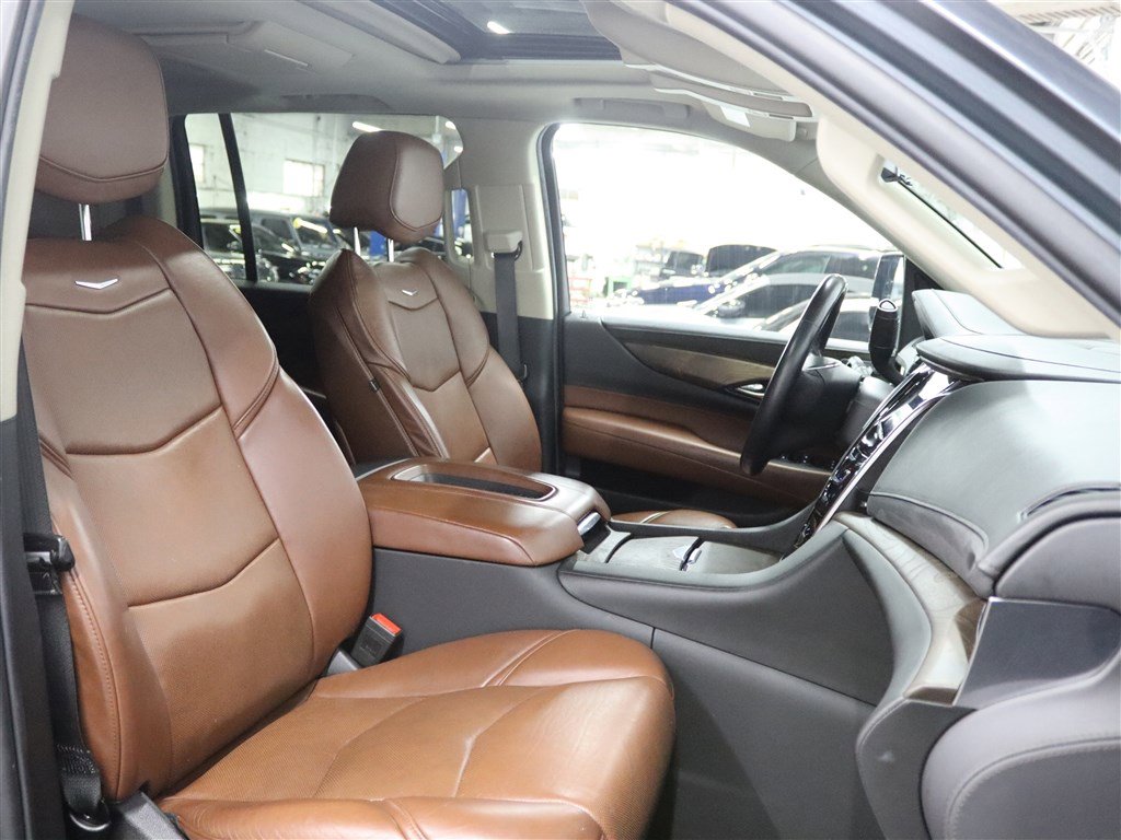 Used 2020 Cadillac Escalade ESV Luxury w/ LPO, Radiant Package AWD/4WD image 31