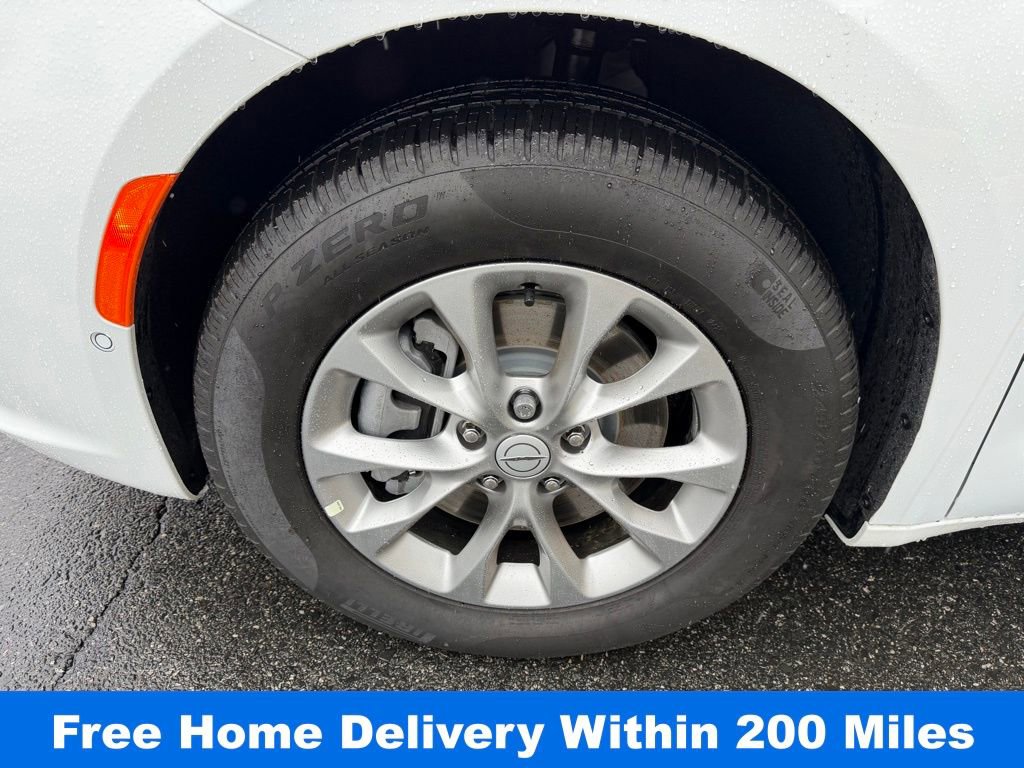 Used 2026 Chrysler Pacifica Select image 11