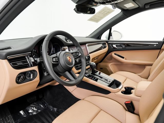 Certified 2026 Porsche Macan AWD/4WD image 4