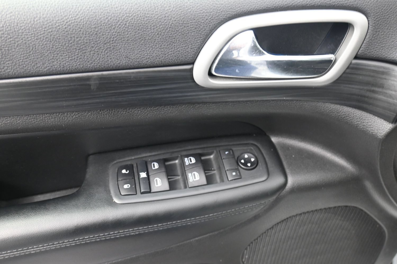 Used 2020 Jeep Grand Cherokee Altitude AWD/4WD image 17