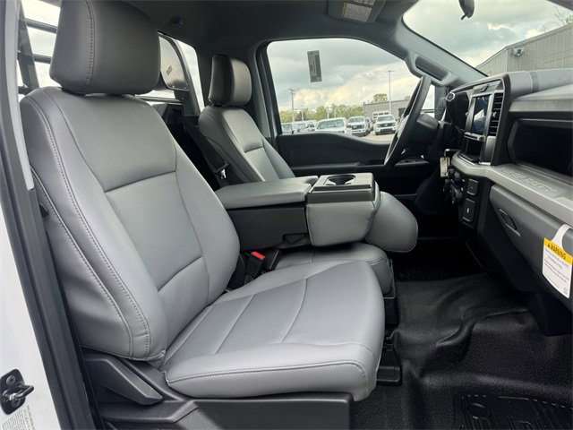 New 2025 Ford F550 4x4 Regular Cab Super Duty image 17