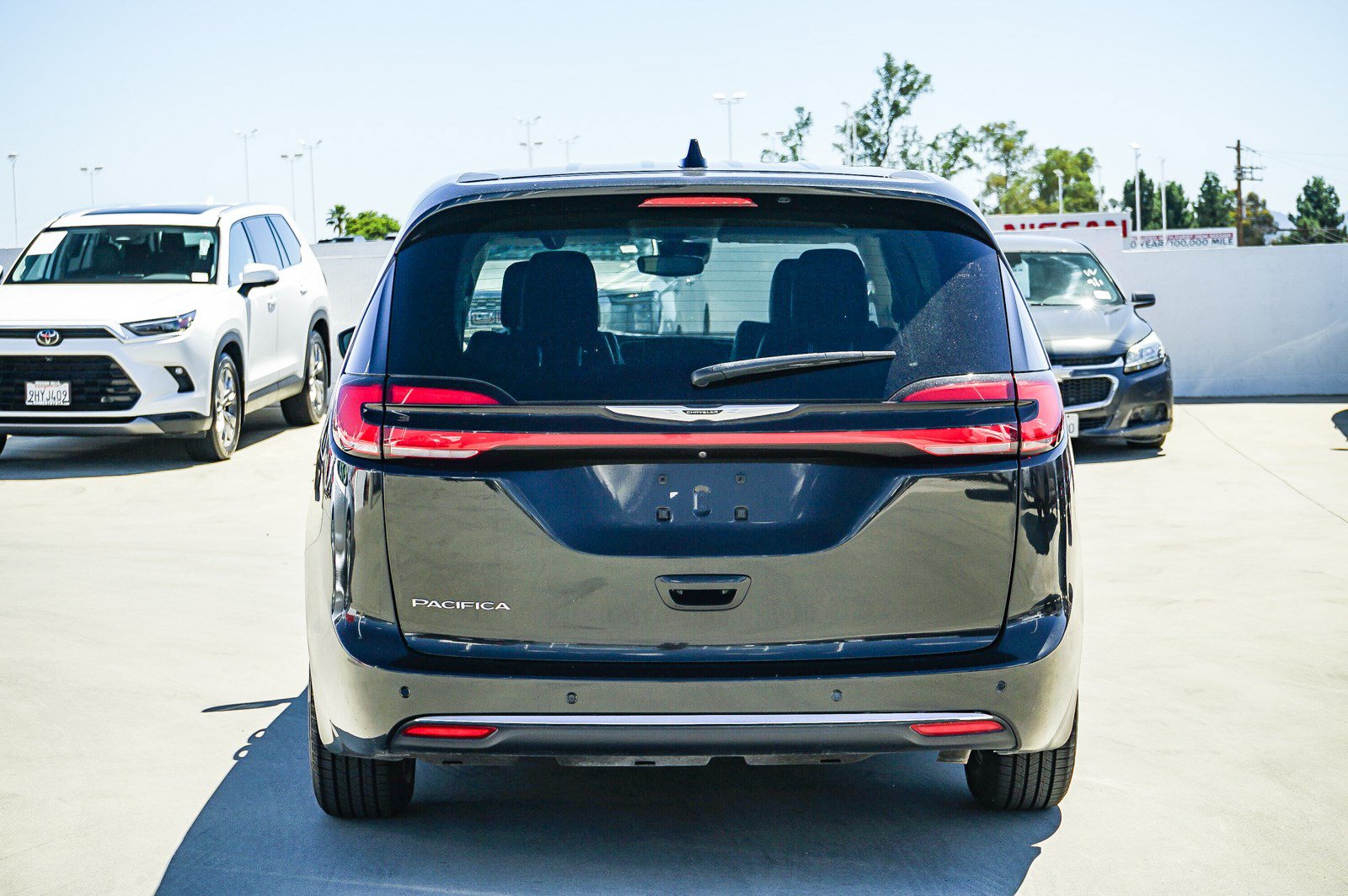 Used 2023 Chrysler Pacifica Touring-L FWD image 3