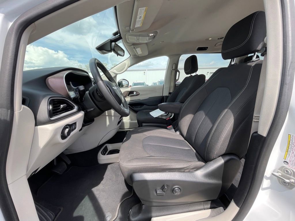 Used 2023 Chrysler Voyager LX image 17