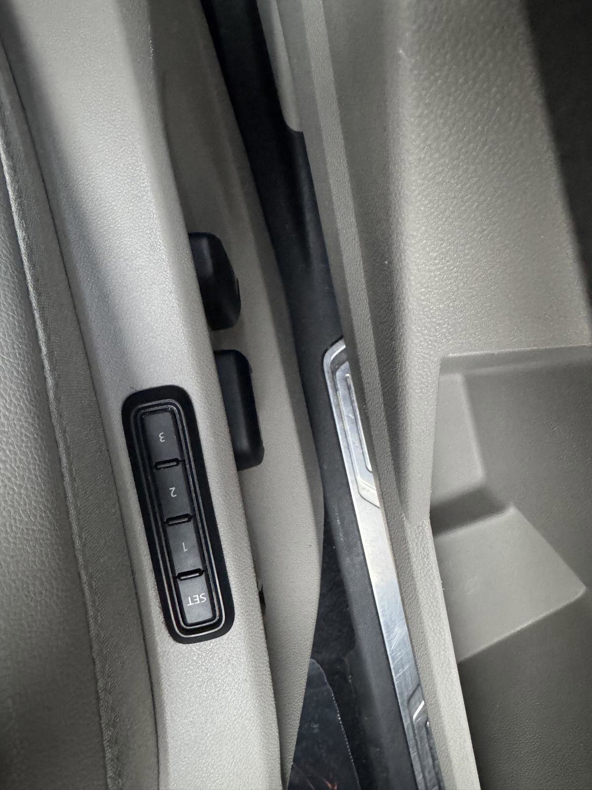 Used 2019 Volkswagen Atlas SEL R-Line image 23