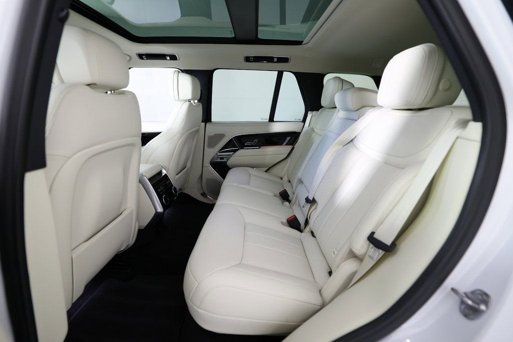 Used 2025 Land Rover Range Rover SE image 14