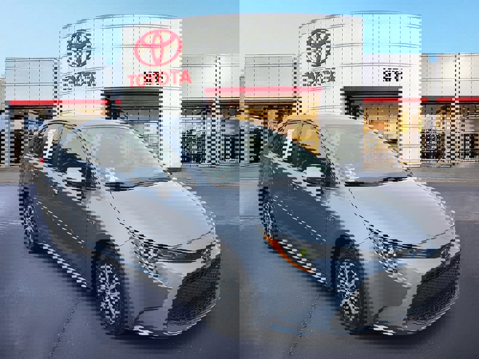 Used 2021 Toyota Corolla LE image 3