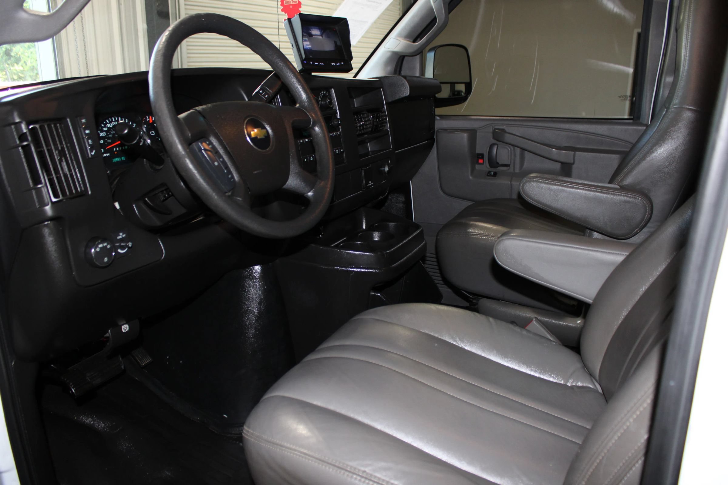 Used 2017 Chevrolet Express 2500 Extended RWD image 17